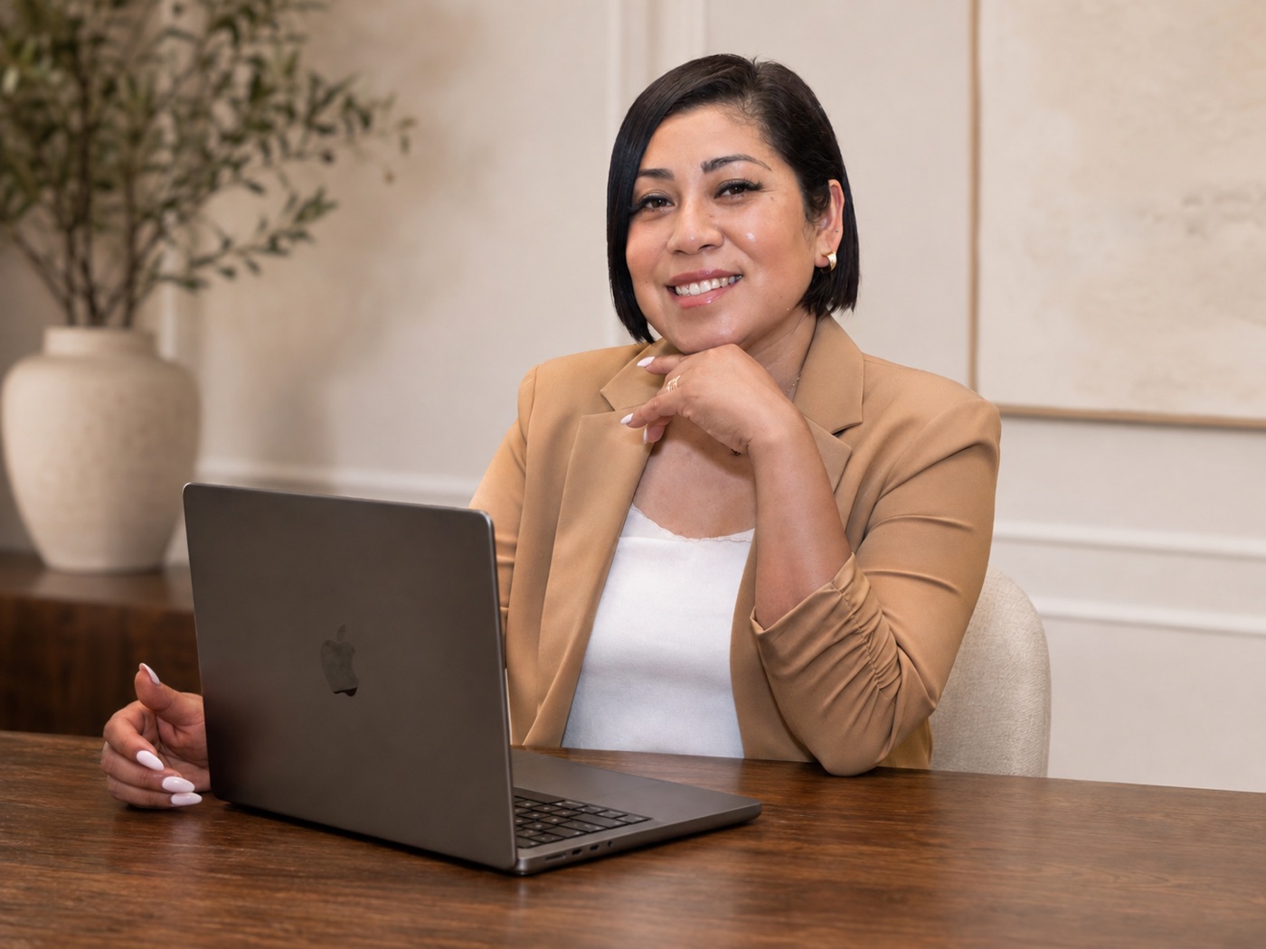 Idalia Marroquín trabajando en su escritorio